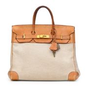 Hermès, sac HAC 32 Haut à courroie en toile H et cuir vachette naturel, bouclerie plaquée or, tirett