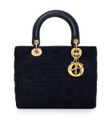 Christian Dior, sac Lady Dior Medium en daim bleu nuit matelassé cannage, charmes D.I.O.R., poignées