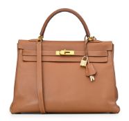 Hermès, sac Kelly 35 retourné en cuir Epsom Gold, année 1999, piqué sellier blanc, bouclerie plaquée