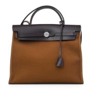 Hermès, sac Herbag Zip 31 en cuir Hunter marron et toile officier ébène, année 2019, bouclerie métal