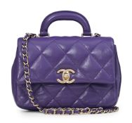 Chanel, sac à rabat Mini Coco Trip en cuir d'agneau indigo brillant, année 2024, poignée sur le dess
