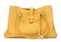 Loro Piana, sac Bellevue tote en cuir grainé jaune, bouclerie dorée, housse, 23x37 cm