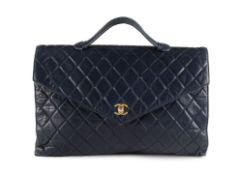Chanel, porte documents vintage en cuir bleu matelassé, rabat enveloppe, poignée sur le dessus, 25x3