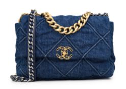 Chanel, sac à rabat 19 en denim bleu matelassé, année 2020, métal bicolore, poignée chaine sur le de