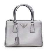 Prada, sac Galleria Mini saffiano tote en cuir métallisé platine, bandoulière, housse, 17x24 cm