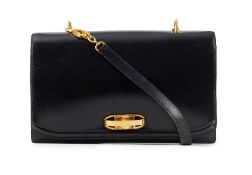 Hermès, sac à rabat vintage en cuir de box noir, fermoir bouton avec poignée en métal plaqué or, ban