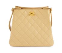 Chanel, sac en cuir caviar miel clair, années 1996-97, bandoulière porté épaule, deux compartiments,