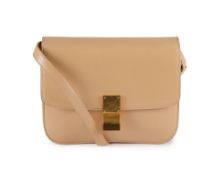 Céline, sac Classic Box en cuir lisse couleur Powder, longue bandoulière, housse, 18x23,5 cm