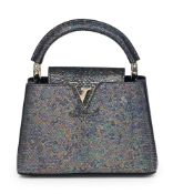 Louis Vuitton, sac Capucines en lézard Varane gris métallisé, édition limitée, bandoulière, housse,