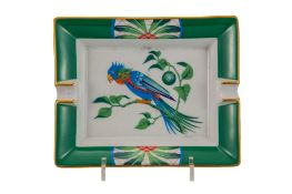 HERMÈS. Vide-poche cendrier en porcelaine, Paris, XXe s., motif perroquet, 19,5x16 cm