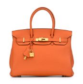 Hermès, sac Birkin 30 en cuir Togo orange, année 2009, bouclerie plaquée or, tirette, clochette, 2 c