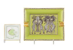 HERMÈS. Ensemble de 2 vide-poches cendriers en porcelaine, Made in France, à décor polychrome collec