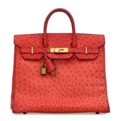 Hermès, sac HAC 32 haut à courroie en cuir d’autruche rouge, année 1988, bouclerie plaquée or, tiret