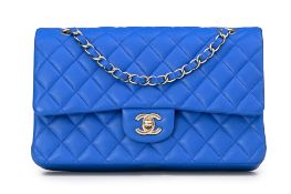 Chanel, sac Timeless Medium classique à double rabat en cuir bleu azur matelassé, année 2015-2016, b