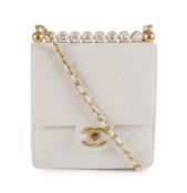 Chanel, sac Chic Pearls en cuir blanc matelassé, année 2020, édition limitée Karl Lagerfeld, le dess