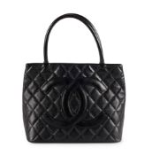 Chanel, sac Cabas en cuir caviar noir matelassé, années 2006-2008, CC appliqué sur le côté, housse,