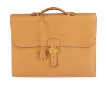Hermès, sac à dépêches en cuir Courchevel Gold, année 2004, à deux soufflets, tirette et clochette a
