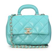 Chanel, sac à rabat Mini Coco Trip en cuir d'agneau turquoise brillant, année 2024, poignée sur le d