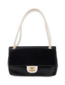 Chanel, sac CC à rabat en cuir perforé noir et crème, années 2005-2006, bandoulière porté épaule et