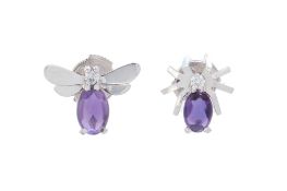 Chaumet, Attrape-moi, paire de clous d'oreilles or gris 750 figurant une mouche et une araignée sert
