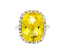 Bague or gris 750 sertie d'une citrine facettée entourée de diamants taille brillant, doigt 50-10, 6