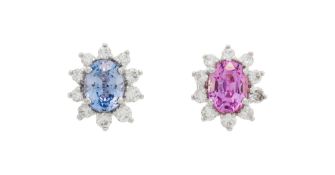 Paire de clous d'oreilles en or gris 750 sertis de saphirs ovales, l'un bleu et l'autre rose, entour