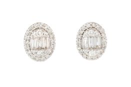 Paire de clous d'oreilles "illusion" ovale or gris 750 sertis de diamants taille baguette et brillan