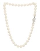 Collier un rang de perles de culture, fermoir en or gris 750 serti de diamants taille brillant, long