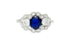 Bague or gris 750 sertie d'un saphir ovale entouré de diamants taille brillant, doigt 51-11