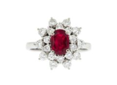 Bague or gris 585 sertie d'un rubis ovale entouré de diamants taille brillant, doigt 53-13