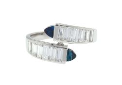 Gübelin, bague or gris 750 dont les extrémités sont serties de deux saphirs taille pain de sucre épa