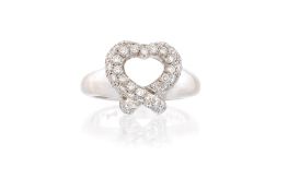 Piaget, bague cœur en or gris 750 sertie de diamants taille brillant, signée, numérotée A95956, doig