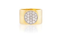 Dinh Van, bague or 750 surmontée d'un disque en platine serti de diamants taille brillant, signée, d