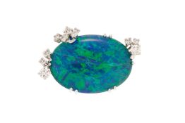 Broche or gris 750 ornée d'une opale triplet entourée de diamants taille brillant, long. 3.1 cm, 8g