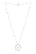 Pendentif or gris 750 formé de trois cercles ajourés sertis de diamants taille brillant, sur une cha