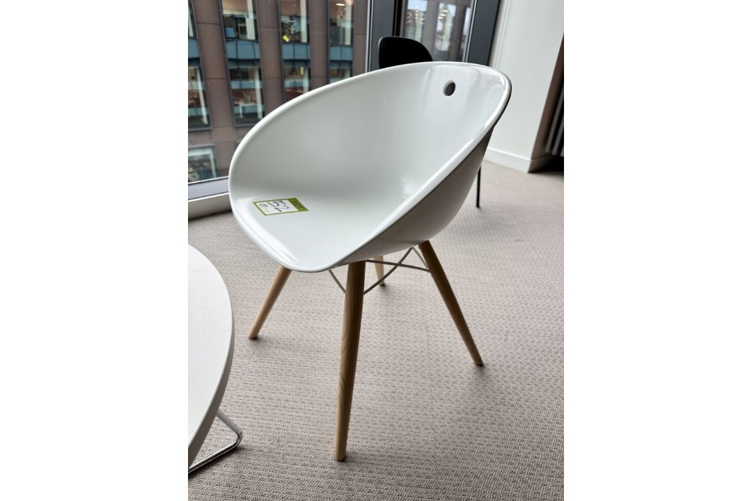 Orangebox Elan 06 circular Coffee Table, 800mm diameter x 450mm, white, with chrome legs and 2 - Image 3 of 4
