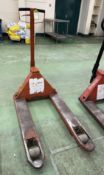 Wide tine Pallet Truck (location in building: ground floor)