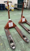 Wide tine Pallet Truck (location in building: ground floor)