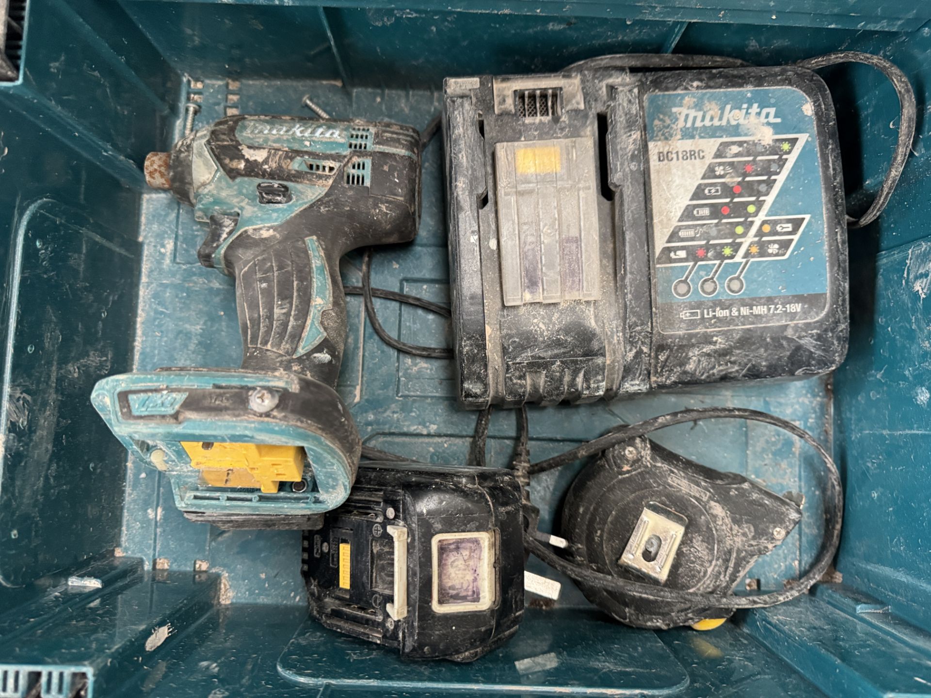 Makita DTD152 cordless Impact Driver, 18volts, with battery, charger and case