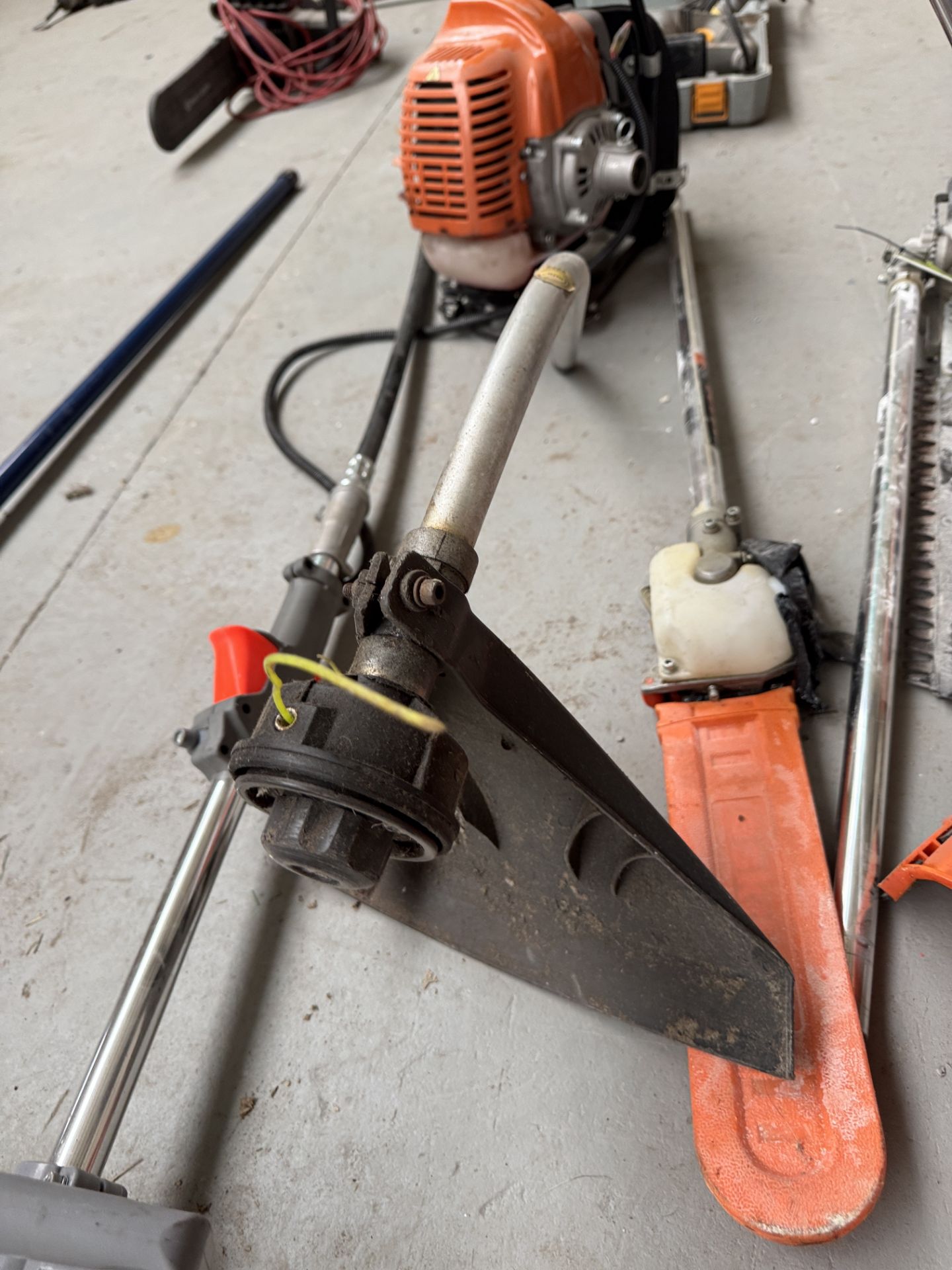 Leskde BP52-S8K petrol driven 5 in 1 Garden Tool, comprising strimmer, chainsaw, hedge cutter, brush - Image 6 of 10