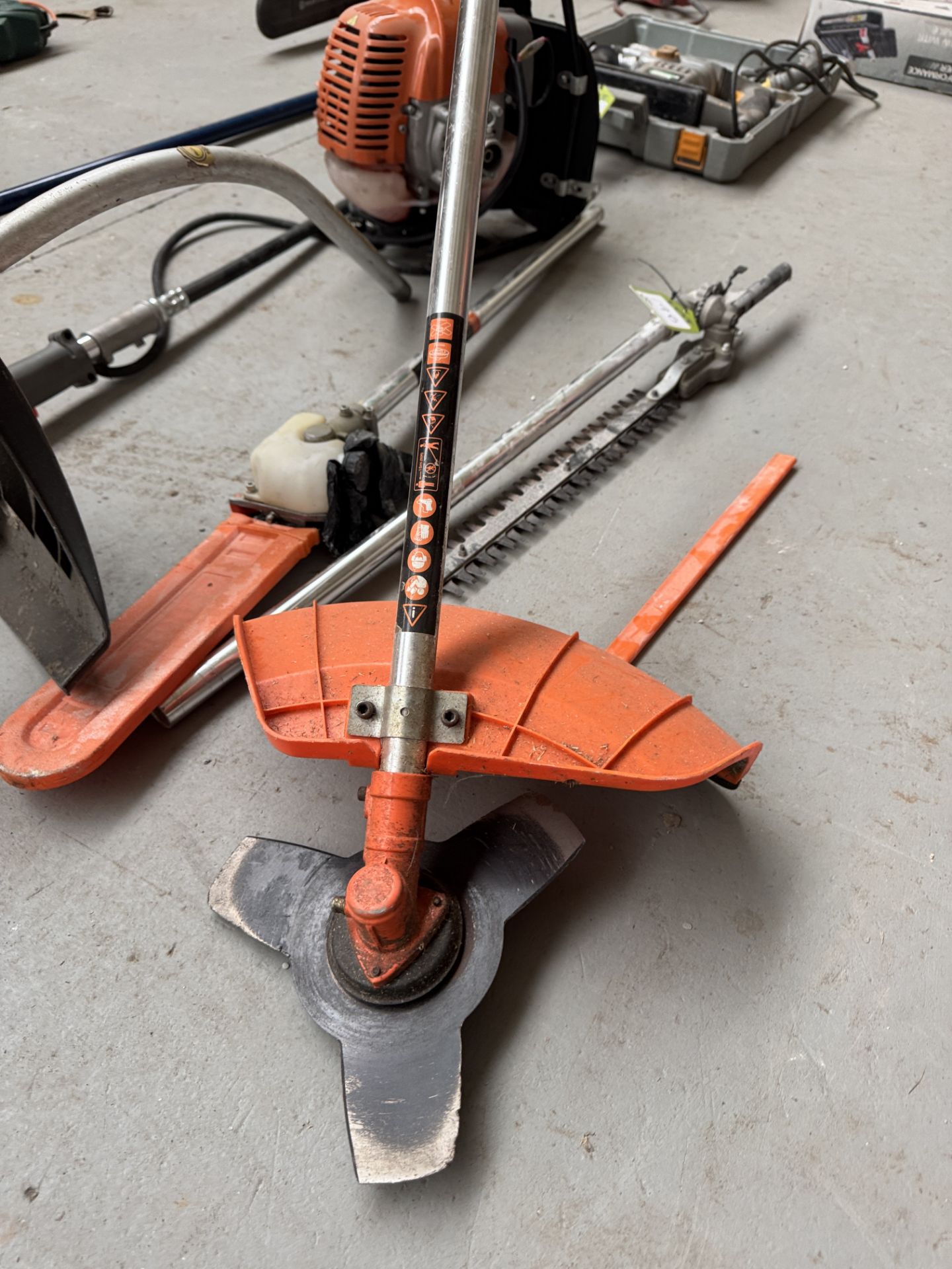 Leskde BP52-S8K petrol driven 5 in 1 Garden Tool, comprising strimmer, chainsaw, hedge cutter, brush - Image 4 of 10
