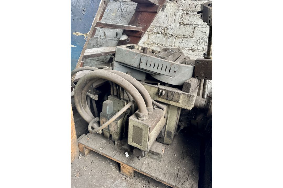 Cincinnati Milling Machine Spares and Motor Pumps, etc, to 2 pallets - Image 2 of 5