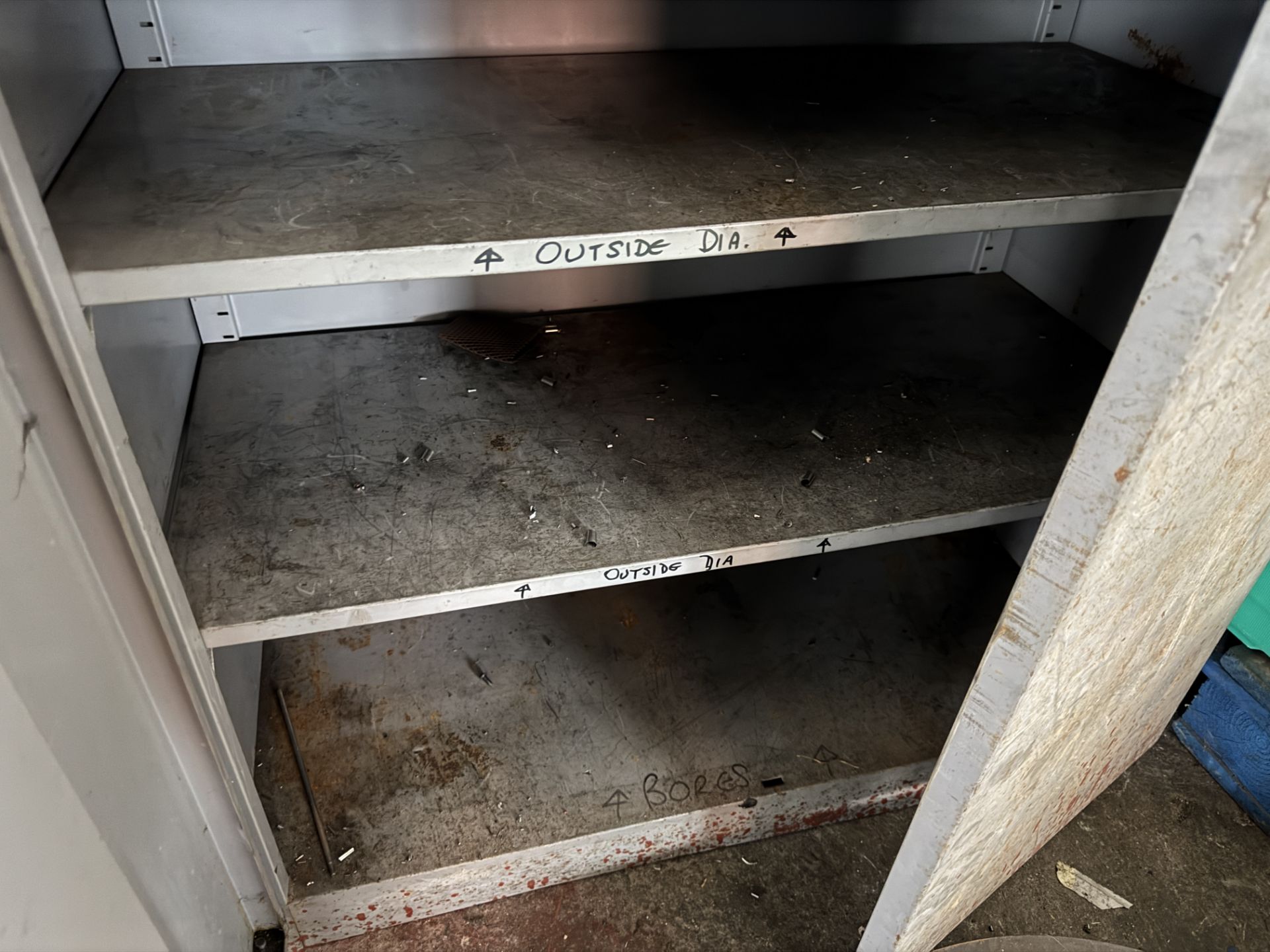 2-door metal Cupboard - Image 2 of 4