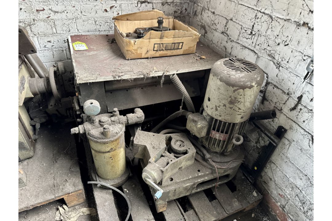 Cincinnati Milling Machine Spares and Motor Pumps, etc, to 2 pallets - Image 3 of 5