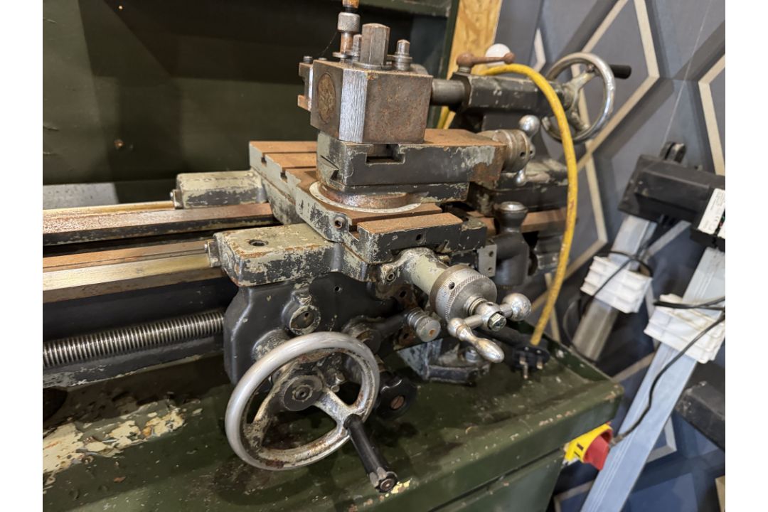Boxford Lathe, 240volts, with 2 Pratt Burnerd 3-jaw chucks, 4-jaw chuck, multi-tool holder, work - Image 3 of 10