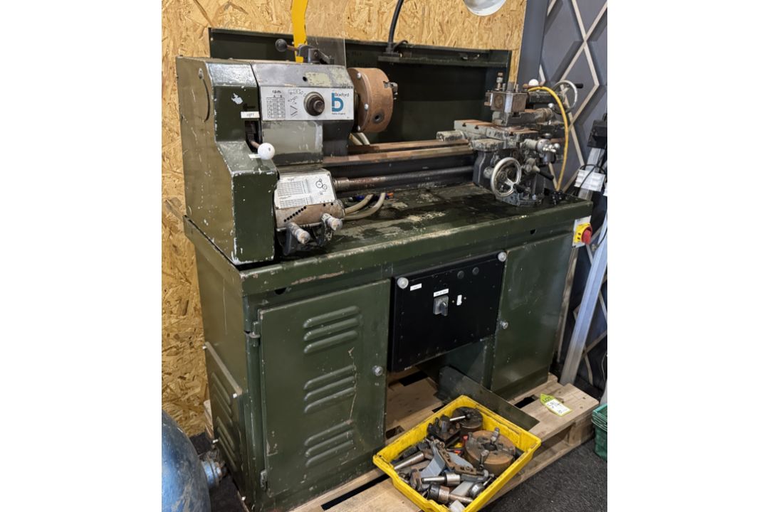 Boxford Lathe, 240volts, with 2 Pratt Burnerd 3-jaw chucks, 4-jaw chuck, multi-tool holder, work - Image 5 of 10