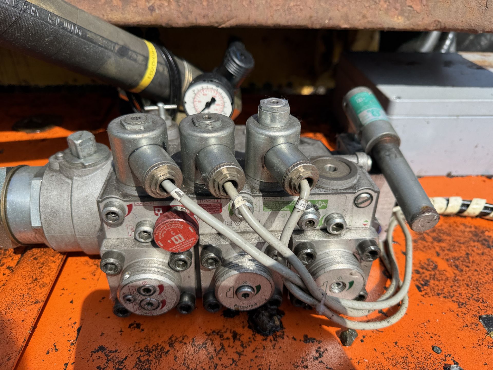 3-phase hydraulic Power Pack and Solenoid Valve Block, to run stone splitter, etc, approx. 44in x - Image 2 of 7