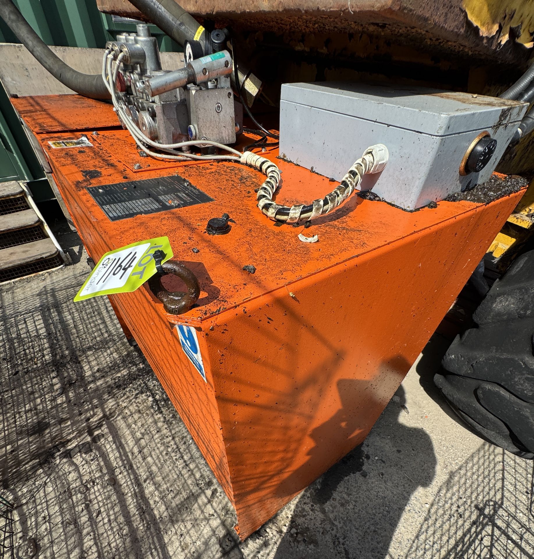 3-phase hydraulic Power Pack and Solenoid Valve Block, to run stone splitter, etc, approx. 44in x - Image 4 of 7