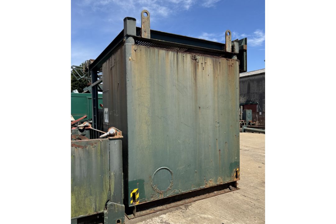Skid mounted Water Tank, capacity 2145 gallons, with mono pump and electric motor, 1550mm x 2520mm x - Image 9 of 12