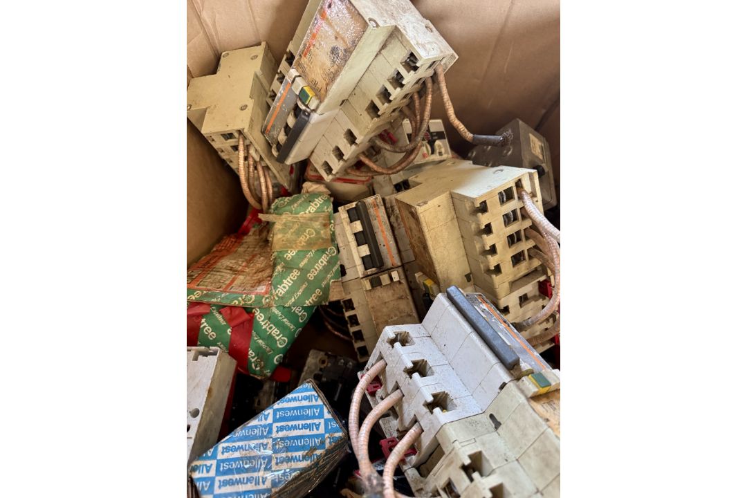 Quantity various Electrical Switches, Isolators, etc, to box - Image 4 of 5